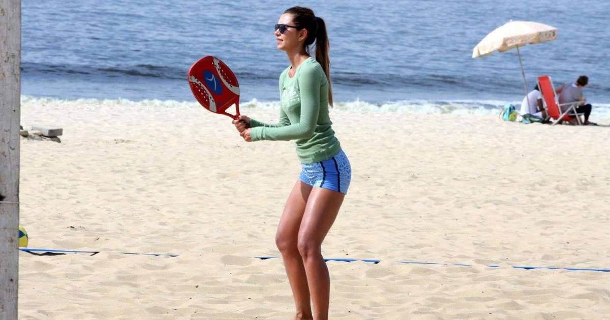 Veja fotos da filha de Datena jogando tênis em praia do Rio