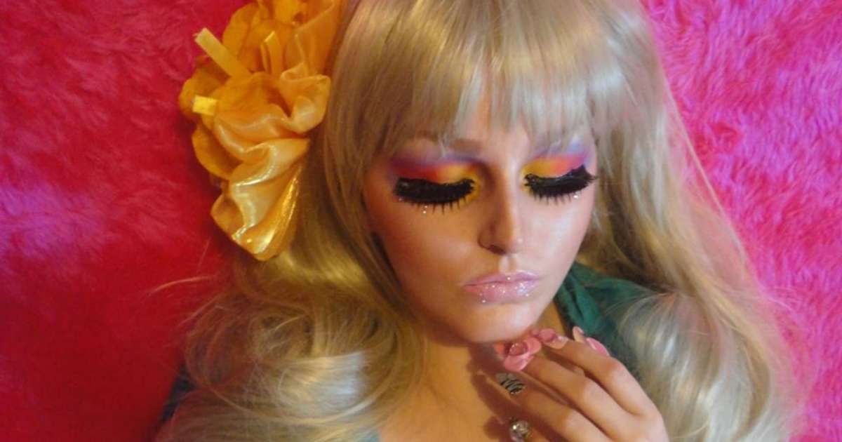 Para ficar igual à boneca Barbie, manicure inglesa gasta 4 horas por dia  com maquiagem - Mundo - Extra Online