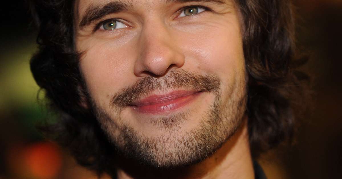 Ator britânico de 007 intepretará Freddie Mercury em filme sobre Queen