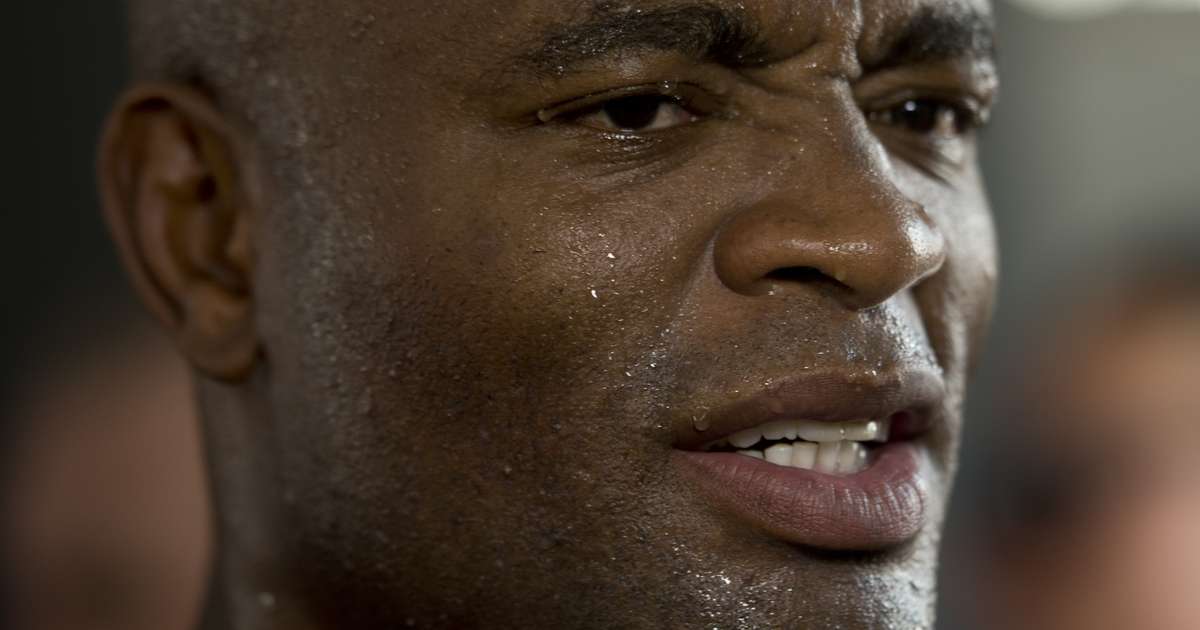 Anderson Silva se cala, mas indícios mostram que ele voltará a lutar