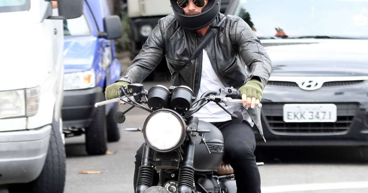 David Beckham circula pelo Rio de Janeiro de moto