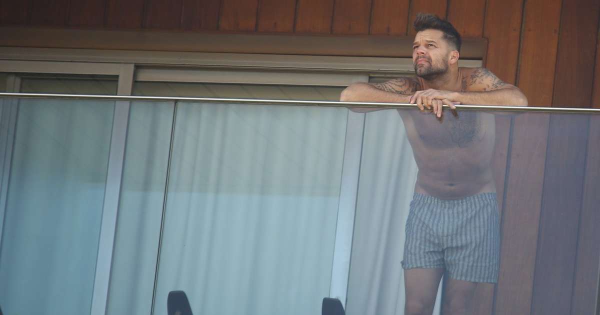 RJ: Ricky Martin aparece na sacada de hotel de samba-canção