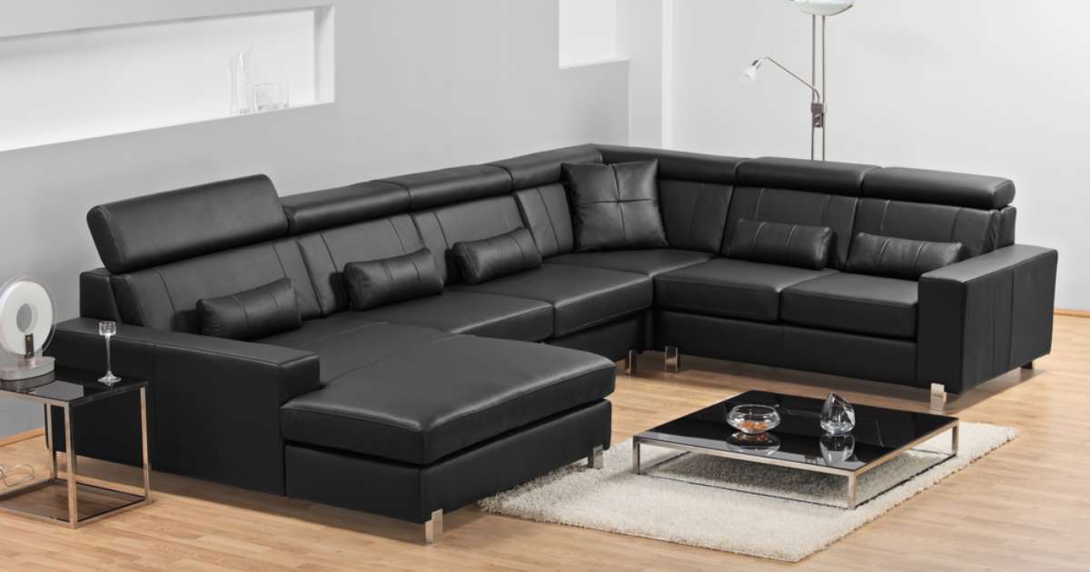 Sofá de couro preto deixa qualquer ambiente chique; confira