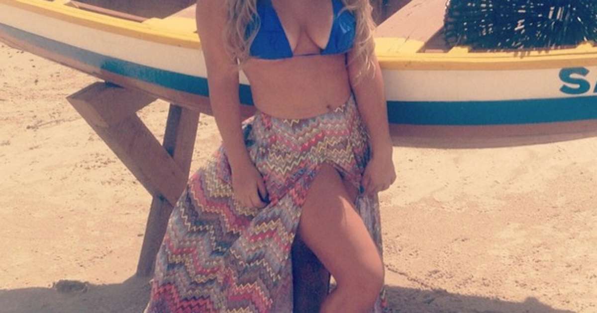 grávida geisy arruda usa biquíni e fenda ousada na praia