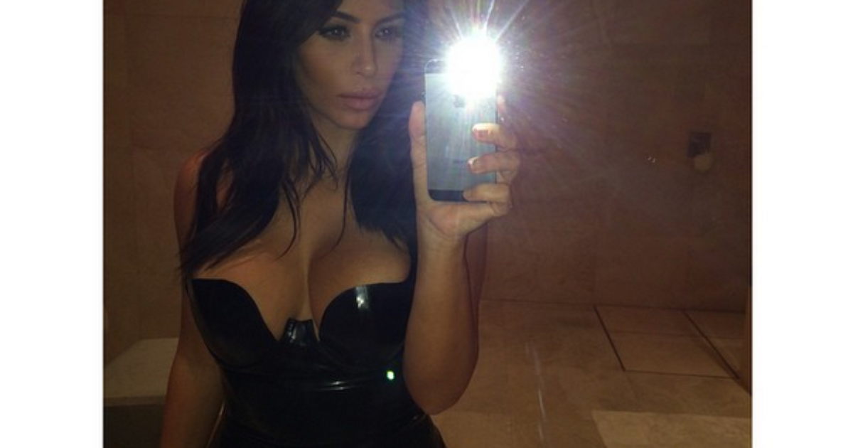 Kim Kardashian Posta Foto Com Decote Generoso E Criticada