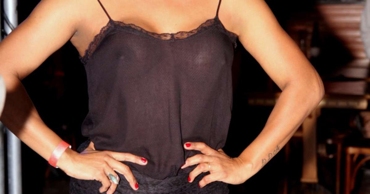 Sem sutiã, Adriana Bombom vai a boate no Rio de Janeiro->