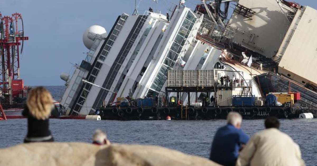 A sinistra última viagem do Costa Concordia filmada por um drone - Giz  Brasil