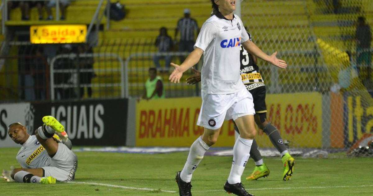 Cléo decide e assume artilharia do Atlético-PR com nove gols