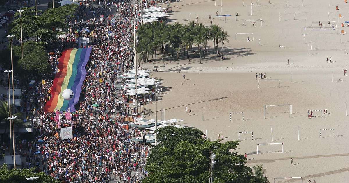 Parada Do Orgulho LGBT Lota Orla De Copacabana No Rio