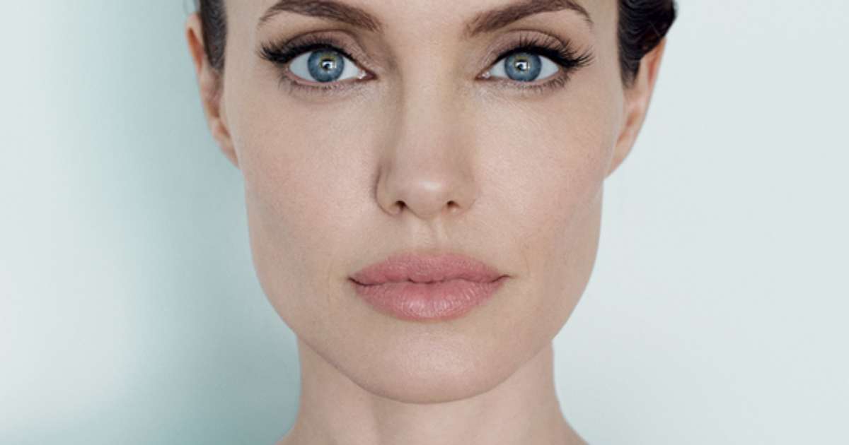 Angelina Jolie posa com tattoo temporária para Mario Testino