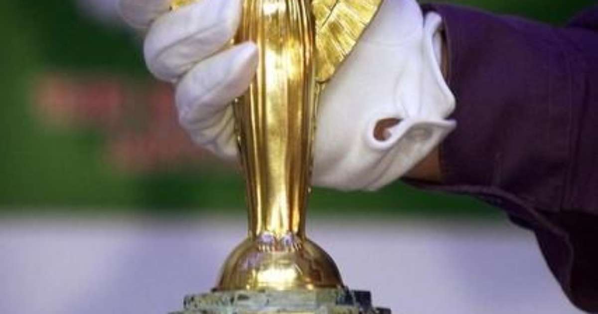 Base de taça Jules Rimet original é encontrada em porão da Fifa