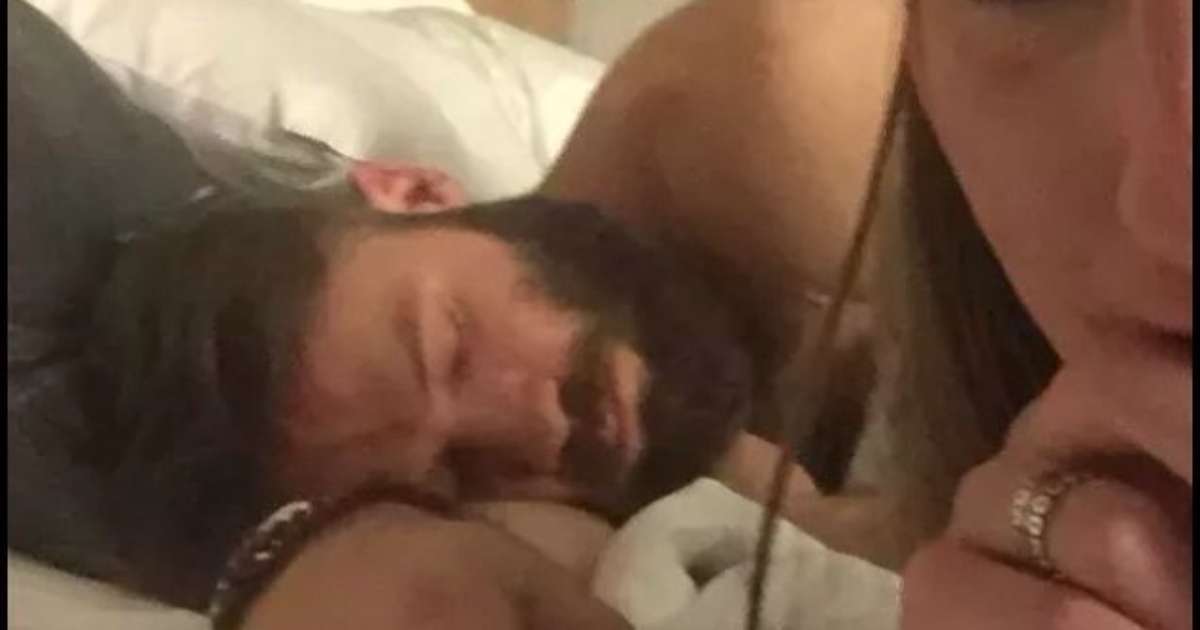 Mulher divulga selfie pós-sexo com jogador dos Patriots->