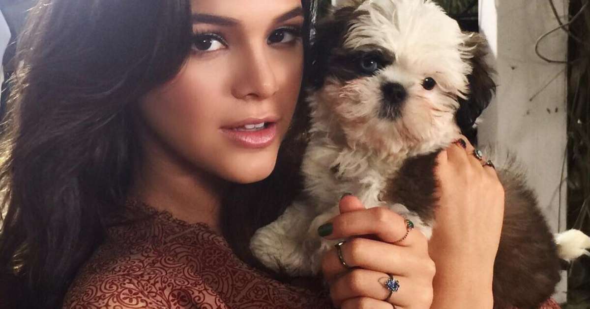 Atriz Bruna Marquezine leva cachorro para sessão de fotos