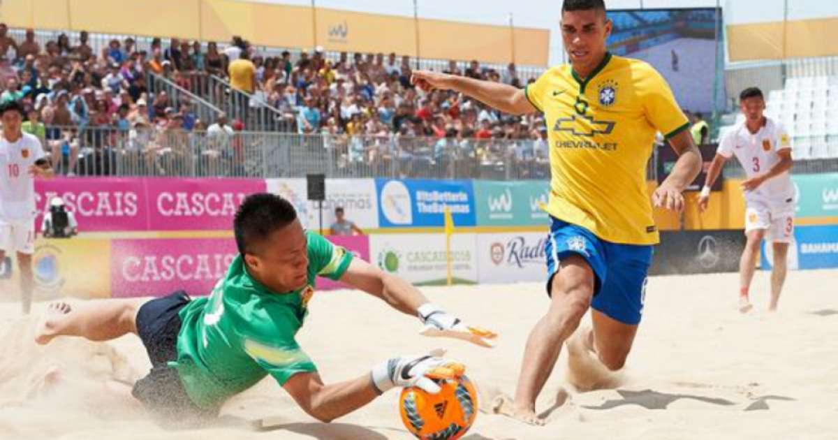 Jogos Dos Meninos Na Praia Com Areia Foto de Stock - Imagem de