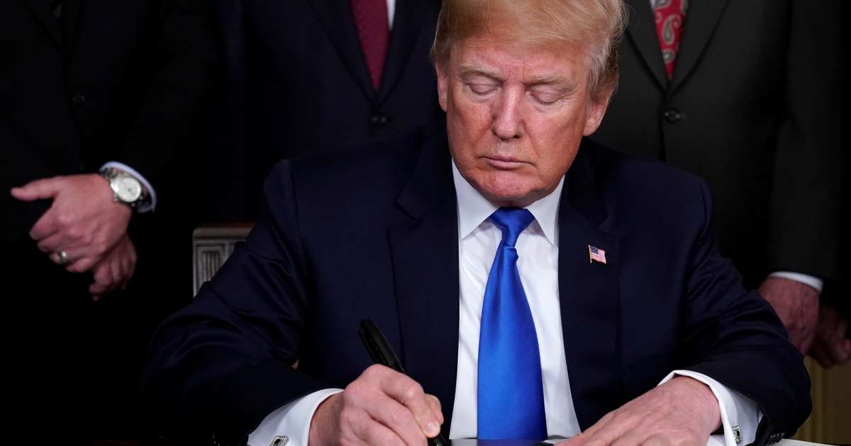 Trump assina plano de tarifas contra China, mas afasta guerra comercial ...