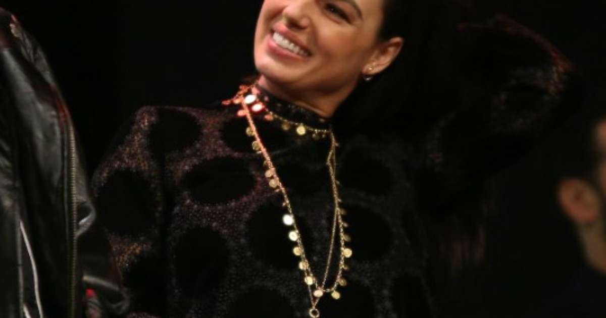 Gramado: Isis Valverde usa Dior com bolsa ícone dos anos 2000