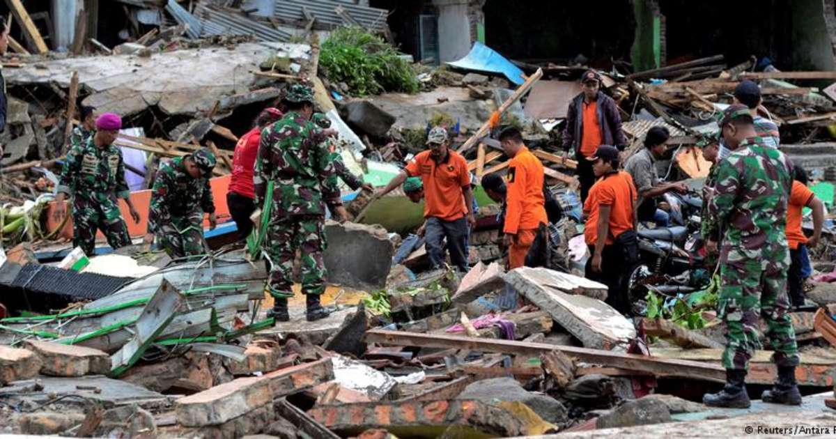 Indonésia busca sobreviventes de tsunami em escombros