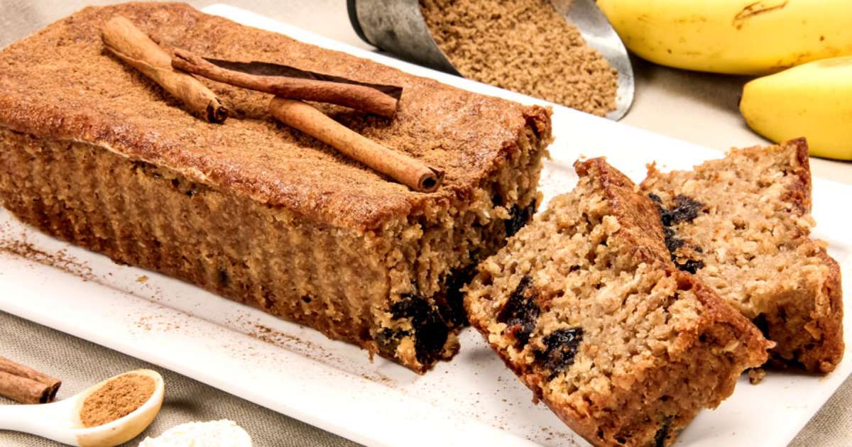 Bolo integral de banana e ameixa