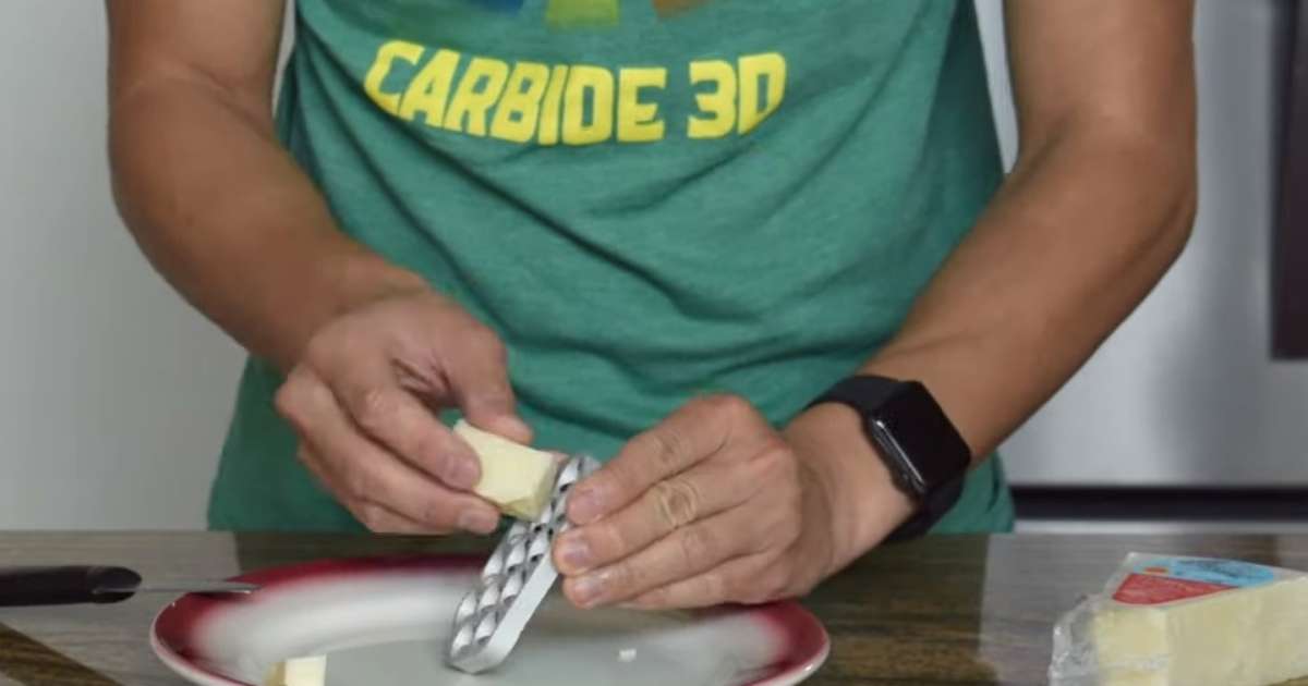 Youtuber testou grade do Mac Pro como ralador de queijo; veja o resultado
