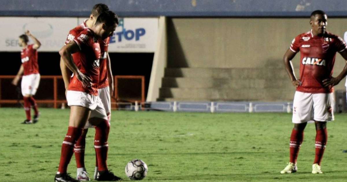 Vila Nova marca de falta no fim e empata com o Atlético-GO pela Série B