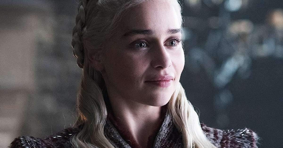 Game Of Thrones Emilia Clarke Diz Que Cenas De Nudez Eram Difíceis E Que Chorava No Banheiro