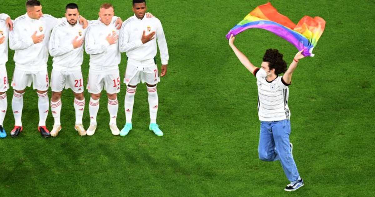 Deutsche hissen beim Spiel gegen Ungarn Regenbogenfahnen, um sich für die Rechte von Homosexuellen einzusetzen
