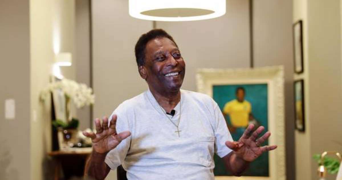 Pelé joga baralho no hospital e filha comemora: 'Vários passos