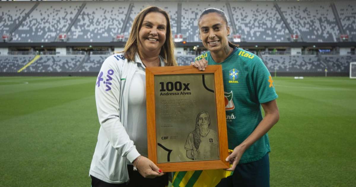 OO Andressa Alves recebe homenagem pelos 100 jogos com a Seleção