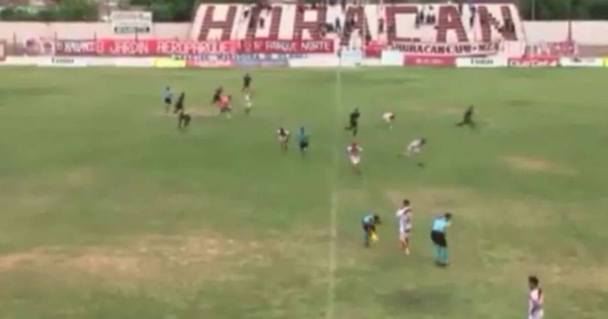 Treinador Baleado No Ombro Durante Jogo Da Divis O Do Futebol