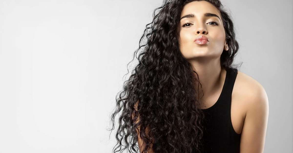 Mega hair cacheado: saiba preço, duração e mais!