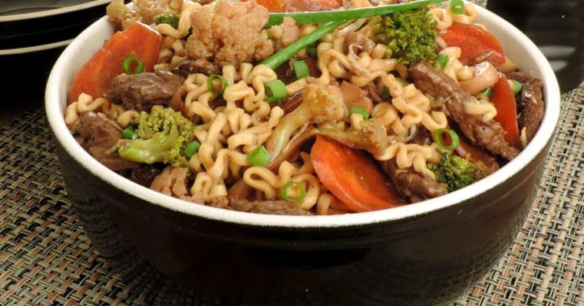 Yakisoba rápido e muito saboroso