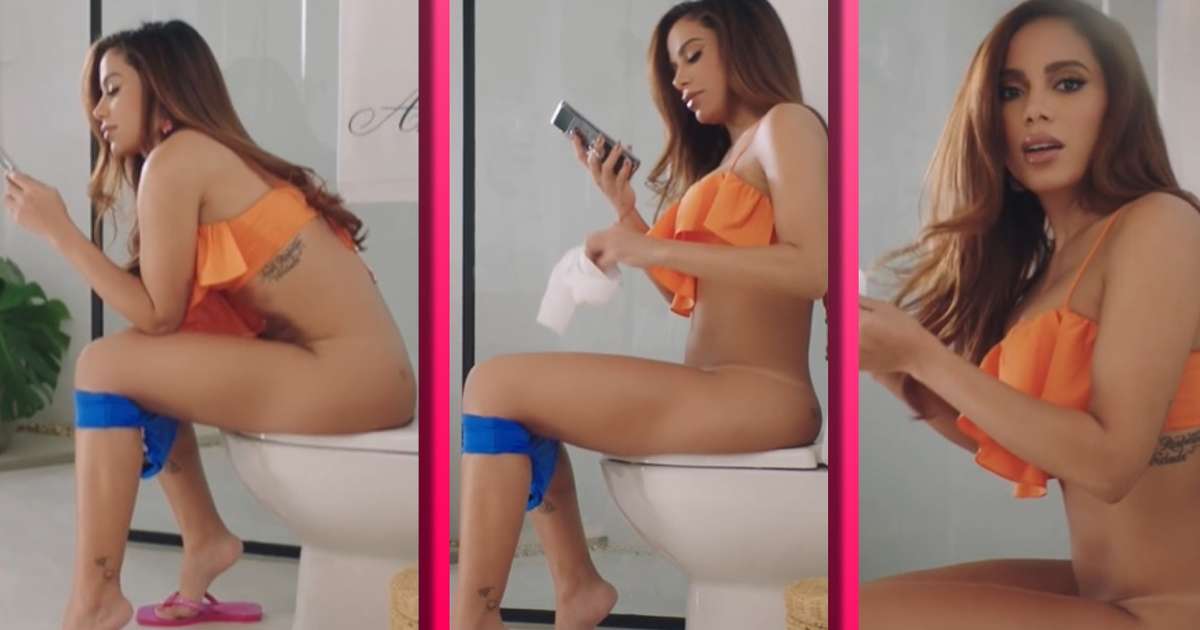 Anitta flagrada na privada em comercial inusitado