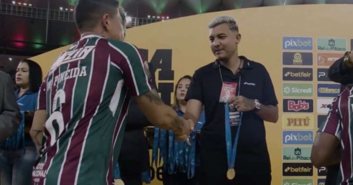 Torcedor do Fluminense entrega medalhas a