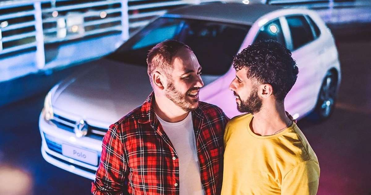 Volkswagen é alvo de ataques por campanha com casal gay