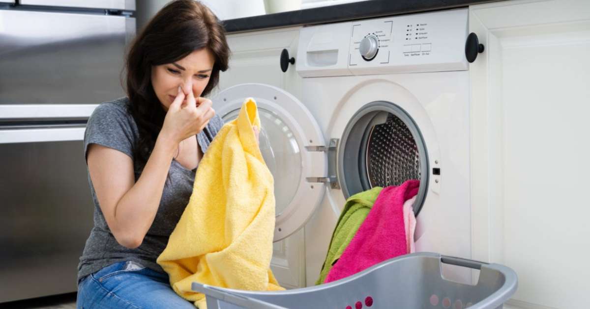Mofo: dicas caseiras para tirar cheiro e manchas das roupas
