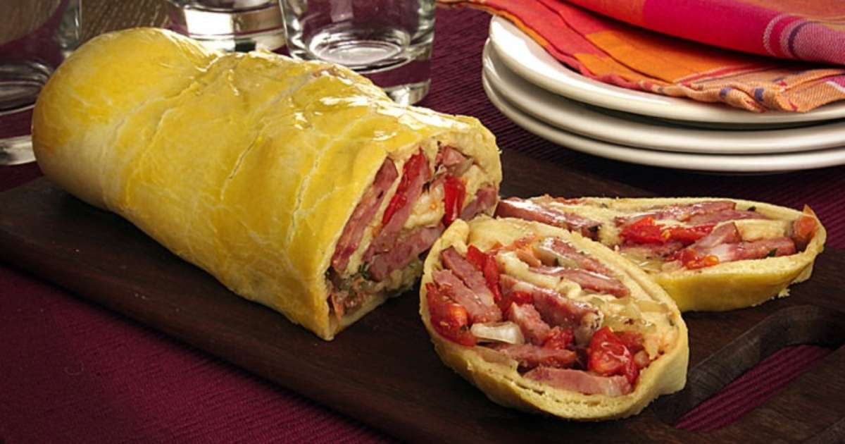 Pão caseiro recheado com calabresa e queijo