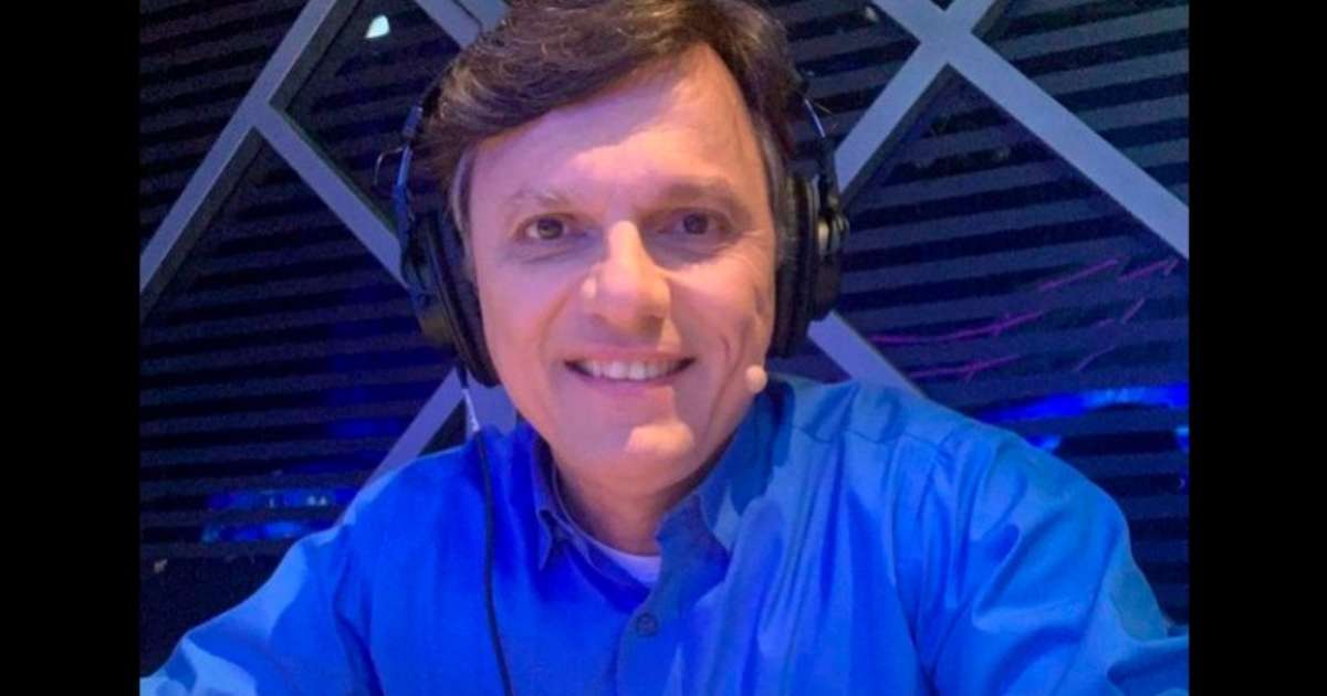 Mauro Cezar brinca com figurinha de jogador do Flamengo no álbum da ...