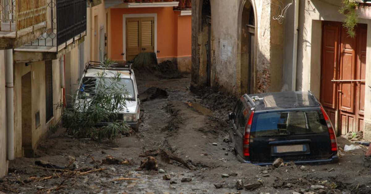 Chuva Volumosa E Ventania Na It Lia