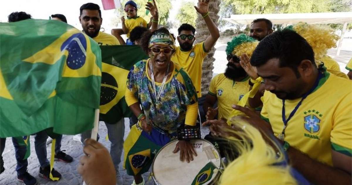 Los polémicos “falsos hinchas” utilizados por los organizadores para “calentar” la Copa