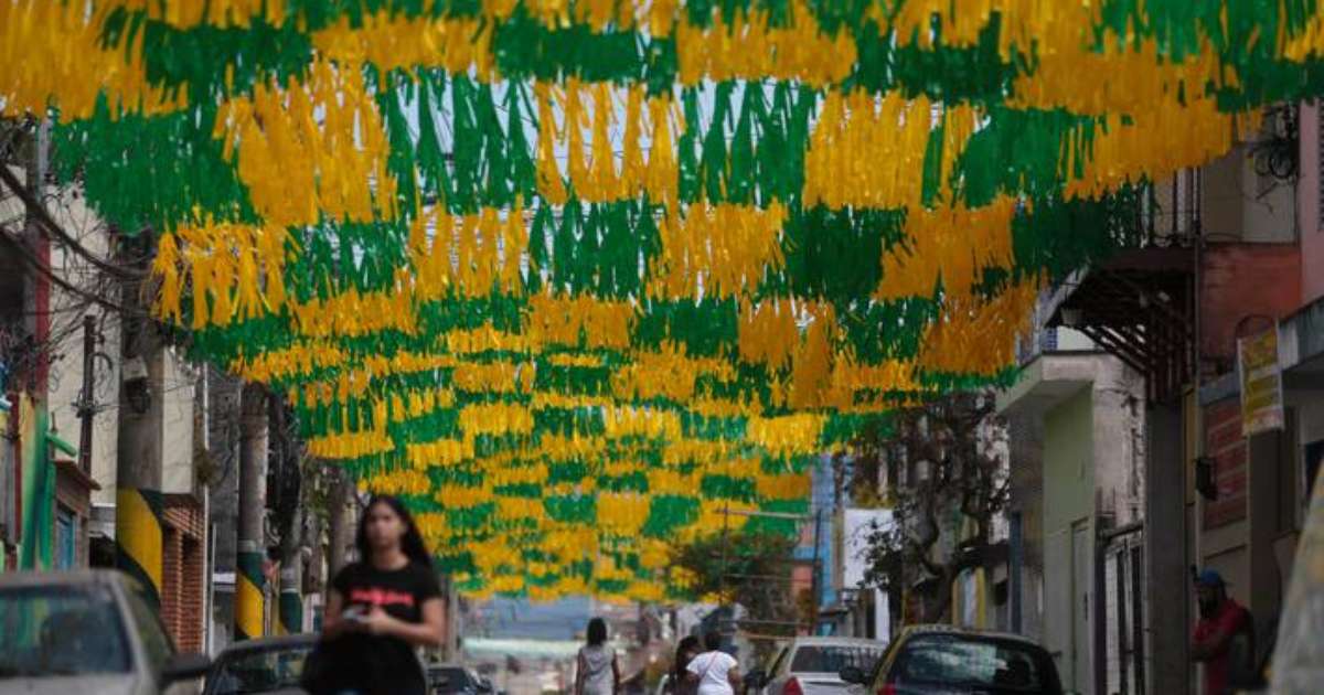 Morador resgata a tradição de enfeitar as ruas para Copa do Mundo