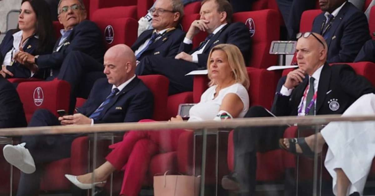 Im Stadion trägt der deutsche Minister die von der FIFA verbotene „One Love“-Armbinde