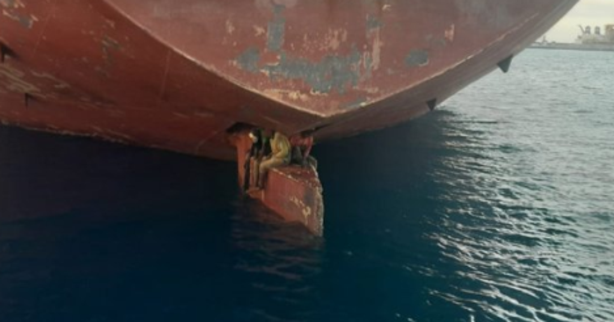 Imigrantes são resgatados após 11 dias viajando embaixo de casco de navio