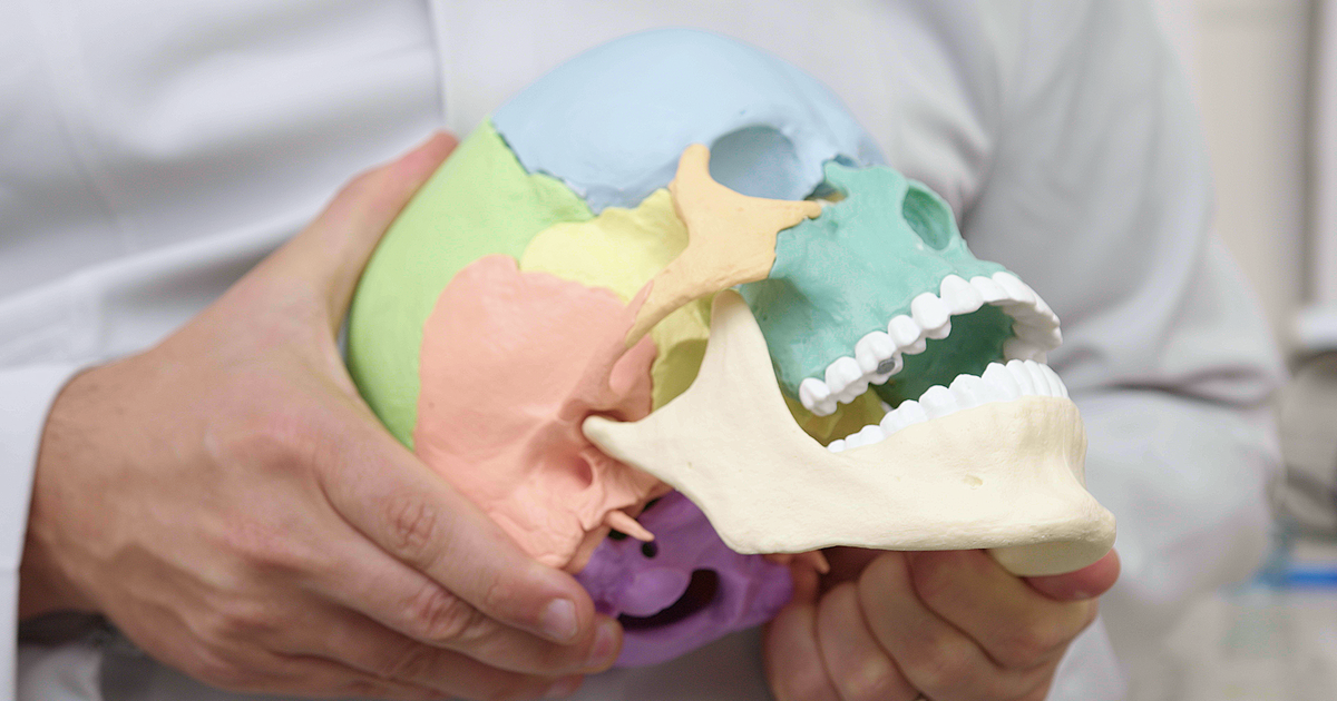 Ranger e apertar os dentes vídeo explica diferença entre bruxismo e