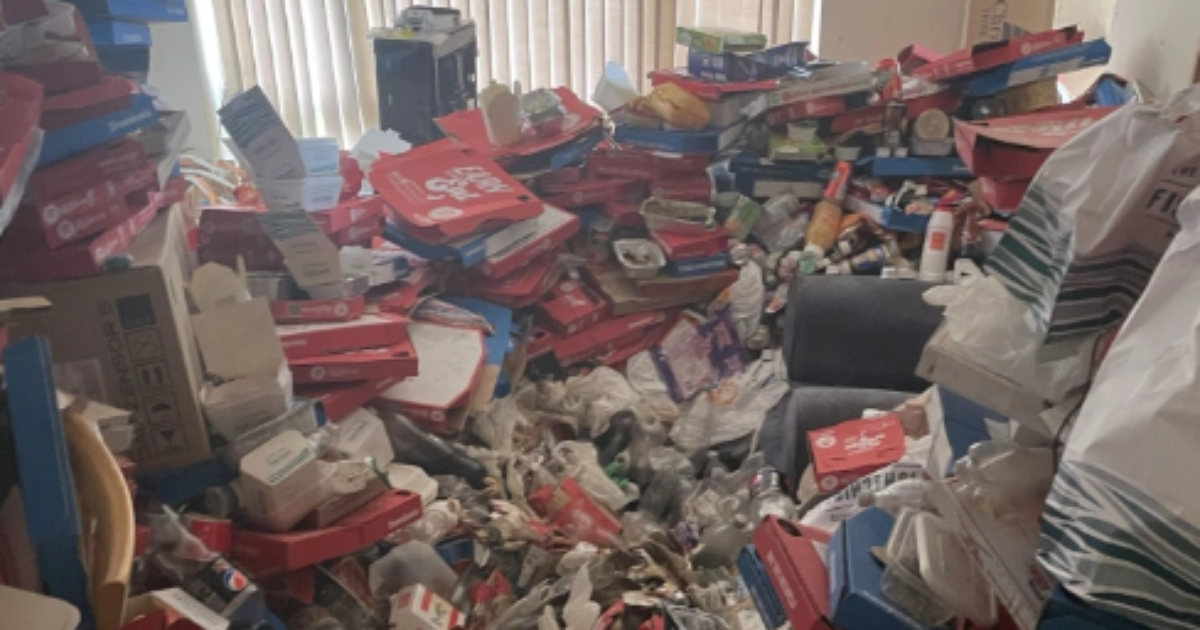 A cleaning worker finds 1,500 pizza boxes in an apartment after his neighbor complained: “It smells unbearable.”