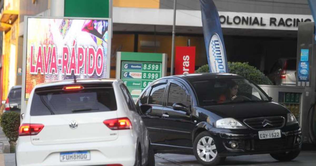 Preço médio do litro da gasolina cai 1 5 a R 5 04 na segunda semana