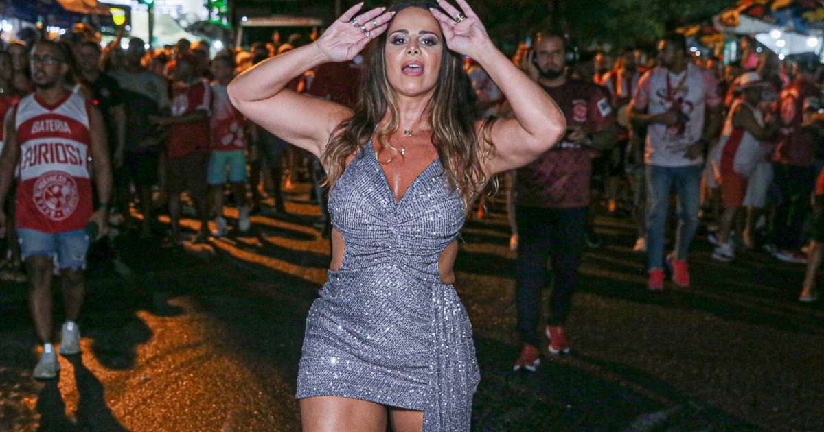 Viviane Araújo arrasa em look com decote e recorte para ensaio de rua do Carnaval Fotos