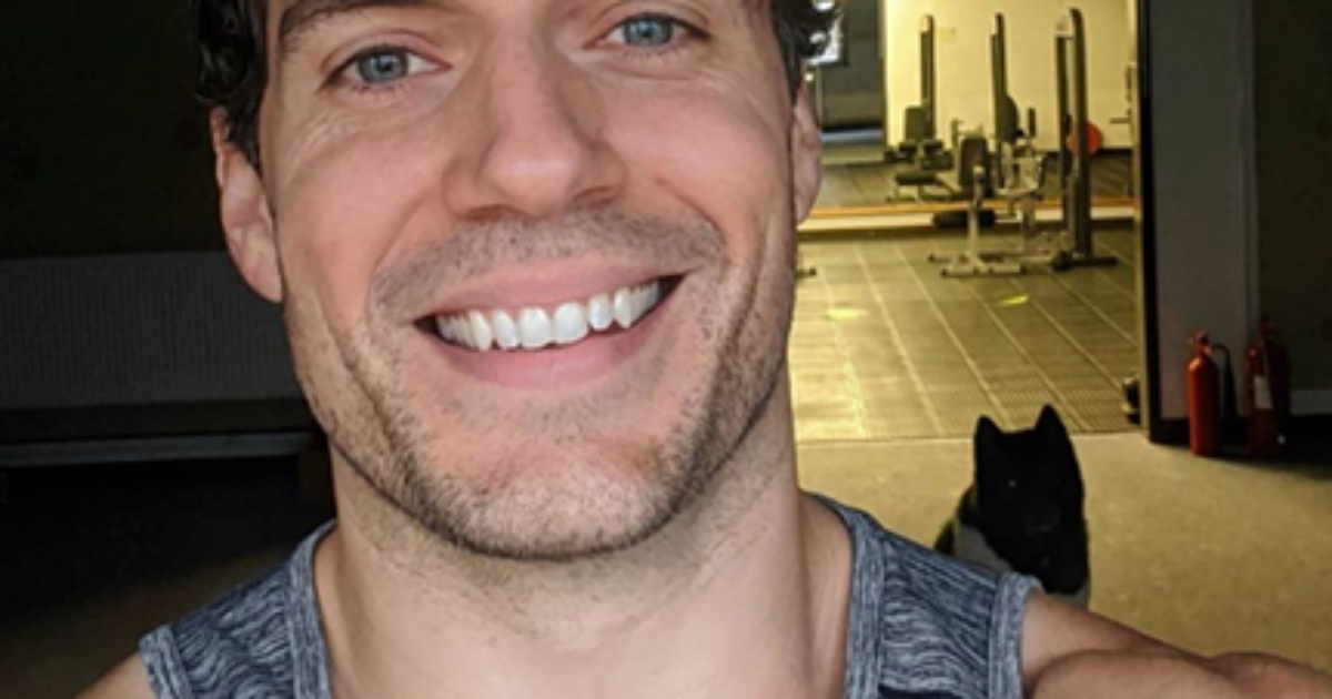 Rosto de Henry Cavill é eleito o mais lindo de 2022 - Estrelando