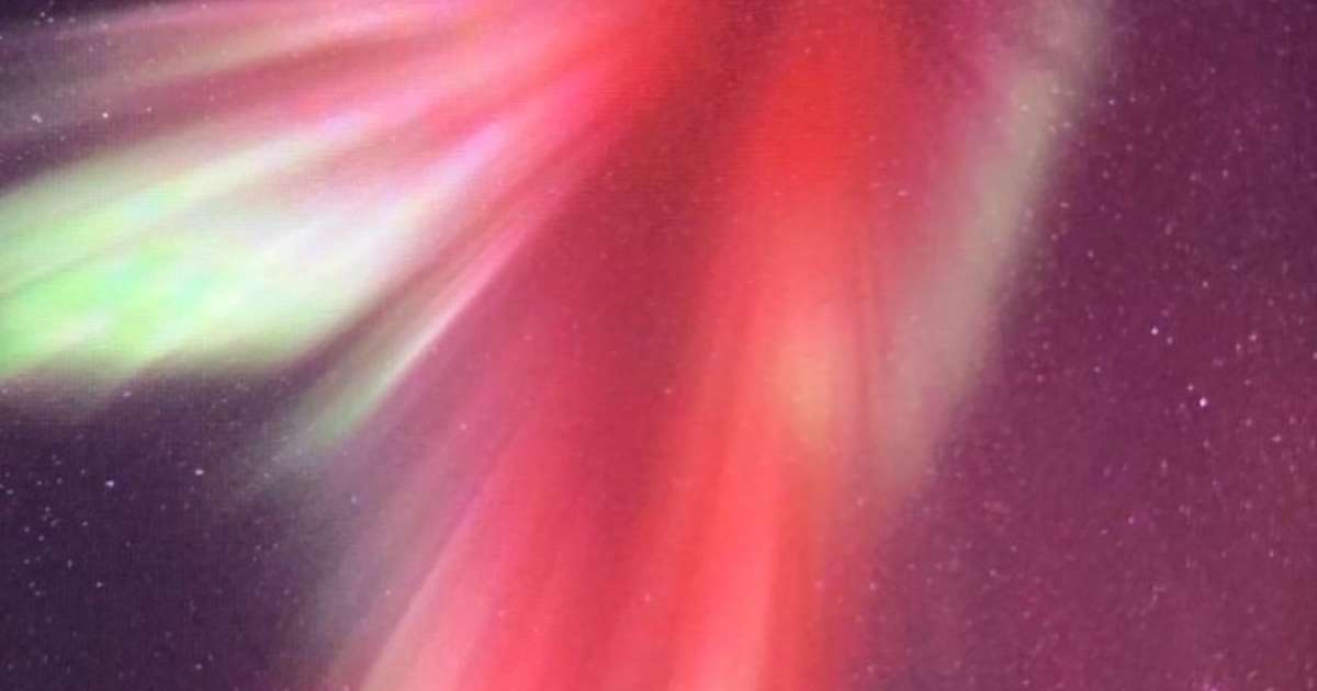 Auroras boreais vermelhas iluminam os céus da Europa e da