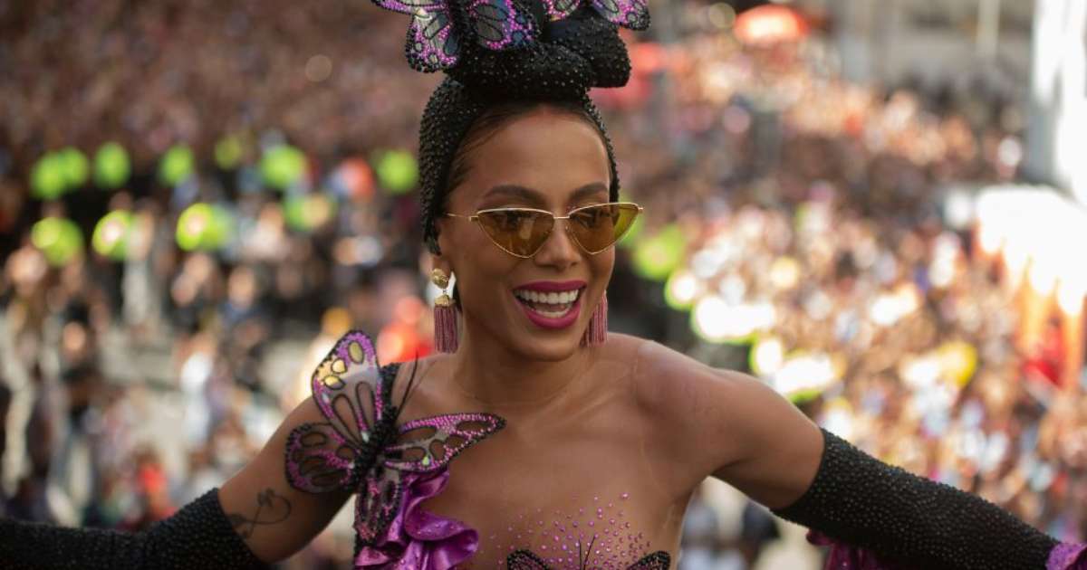 Anitta In Rio Bloco da Anitta arrasta multidão no RJ, homenageia Carmen Miranda e ...