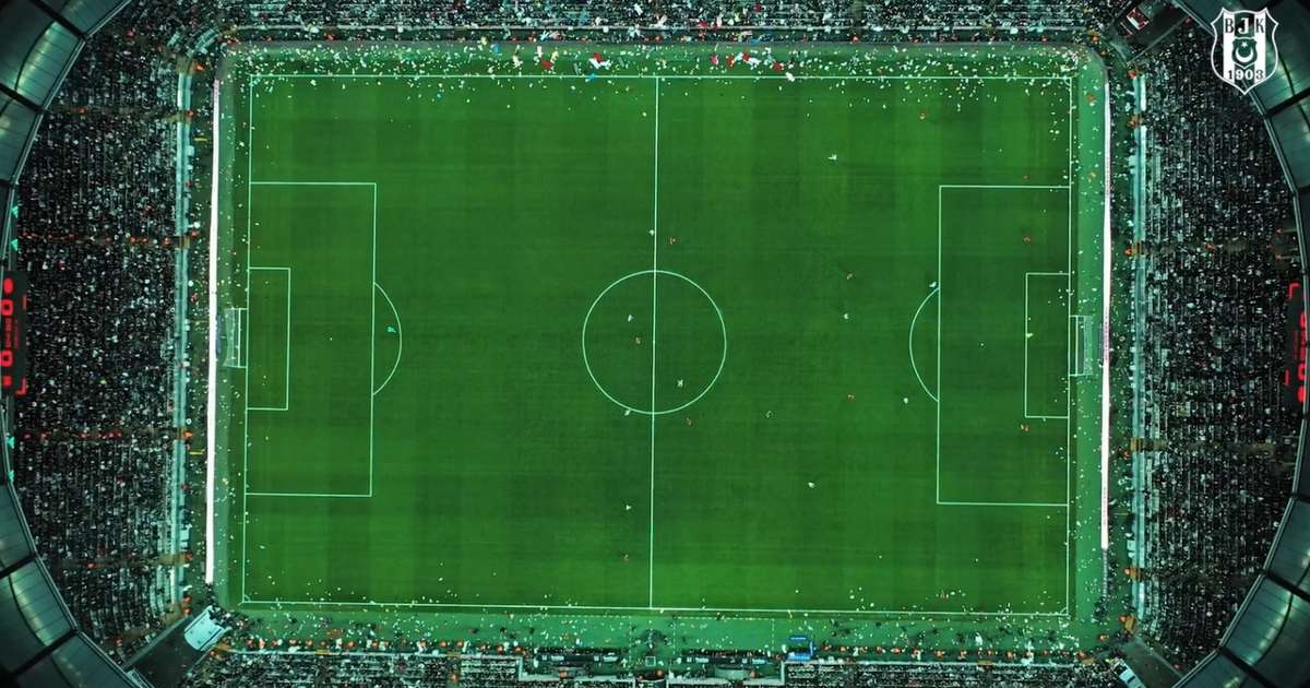 Torcedores do Besiktas jogam brinquedos no campo para crianças